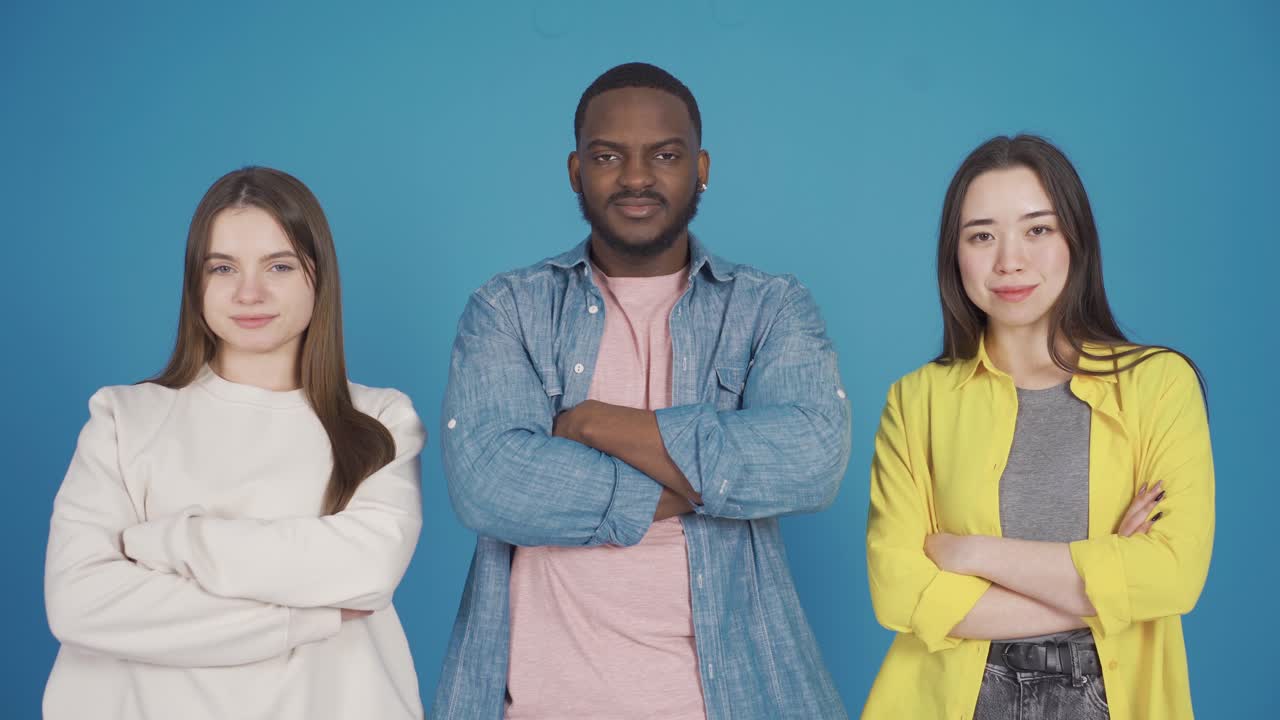 다민족의 다양한 사람들이 웃고 카메라에 즐겁게 보입니다.