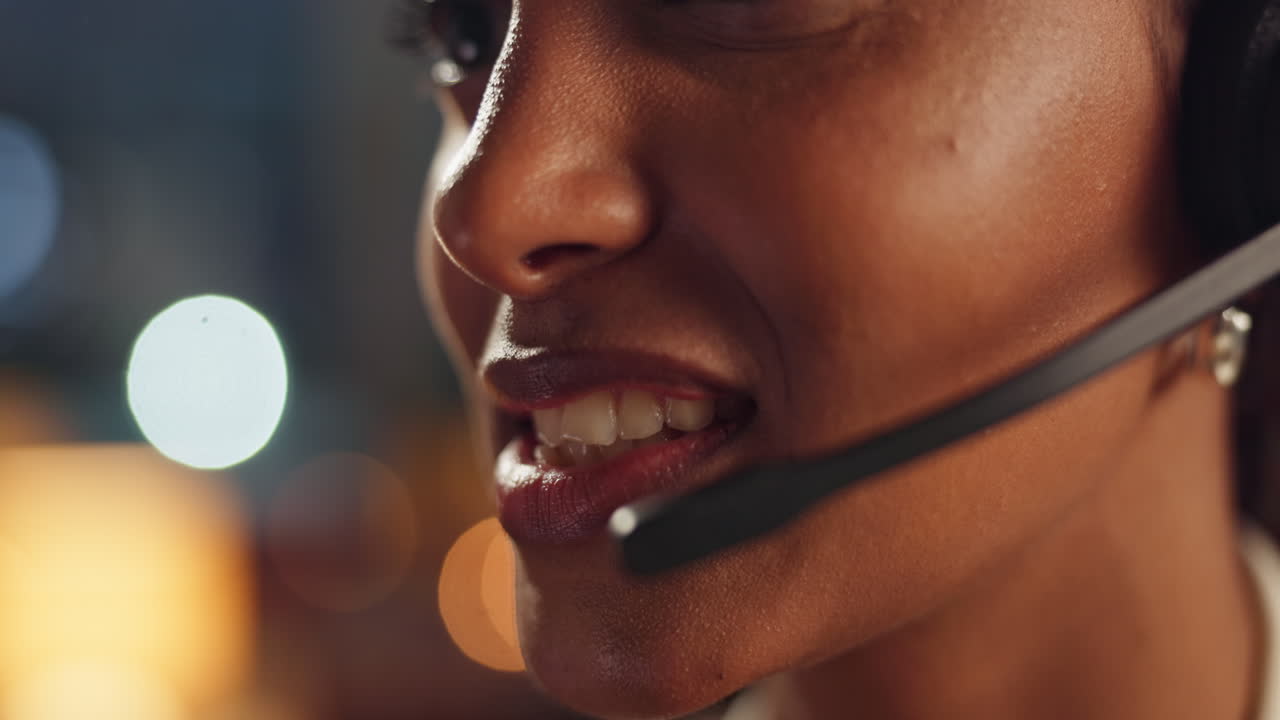 Donna d'affari con cuffie da call center