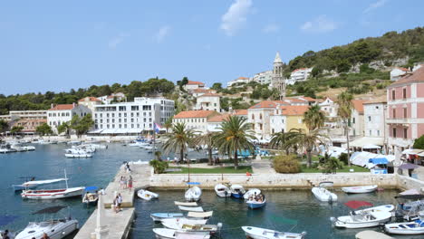 Barcos-Atracados-En-El-Puerto-De-Hvar-Por-El-Mar-Adriático-En-Un-Día-Soleado-De-Verano-En-El-Condado-De-Dalmacia,-Croacia