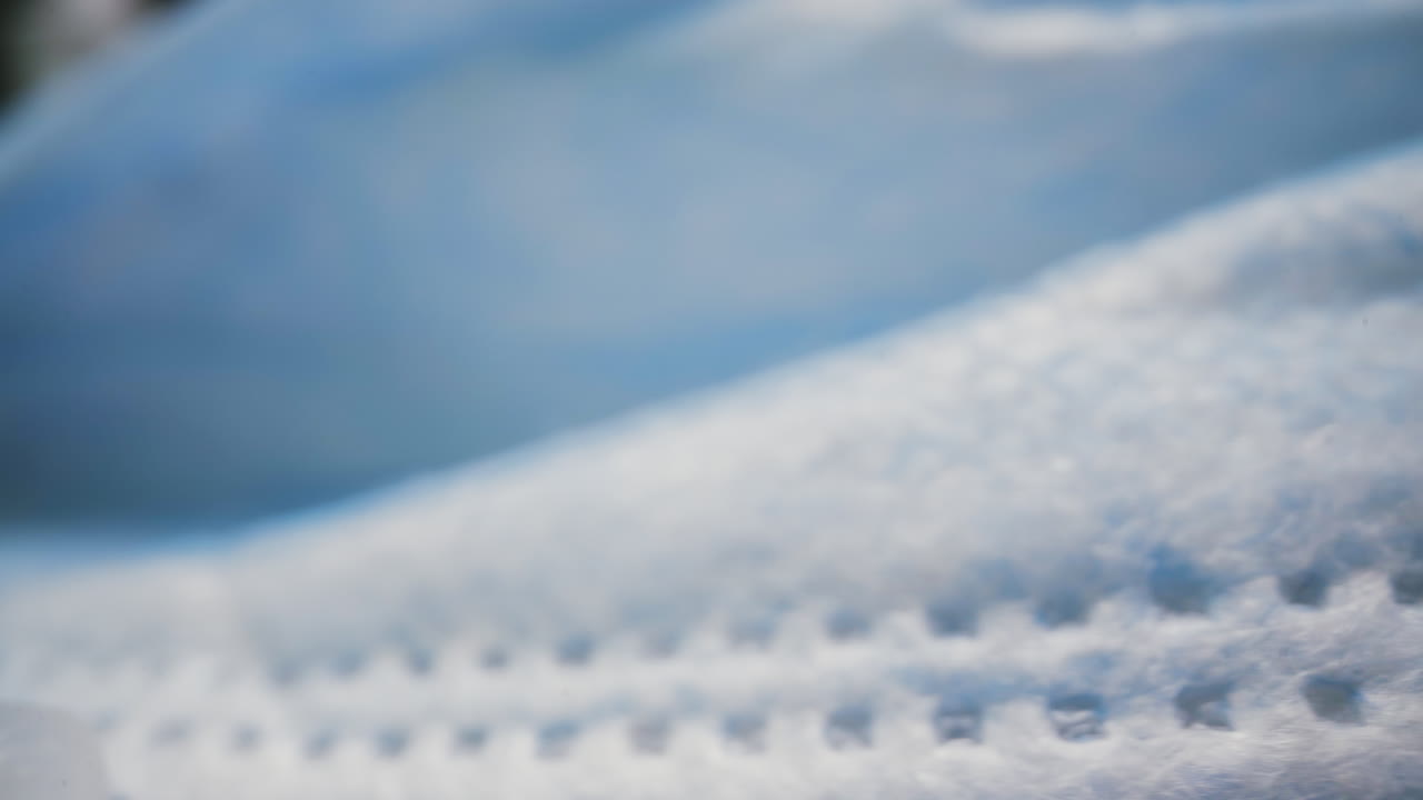 일회용 마스크와 검은색에 사용된 약물의 비어있는 블리스터