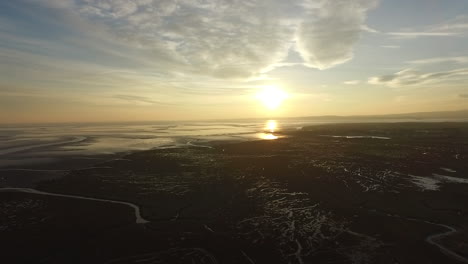 Luftaufnahme-Eines-Goldenen-Sonnenuntergangs-Am-Meer-Im-Nordwesten-Englands