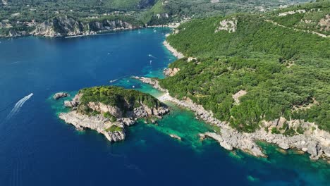 Las-Impresionantes-Costas-Y-Aguas-Cristalinas-De-La-Isla-De-Corfú,-Grecia,-Durante-Un-Día-Soleado,-Vista-Aérea