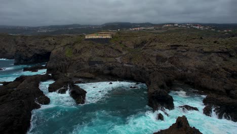 Enormes-Olas-Del-Océano-Rompiendo-En-La-Línea-De-La-Costa