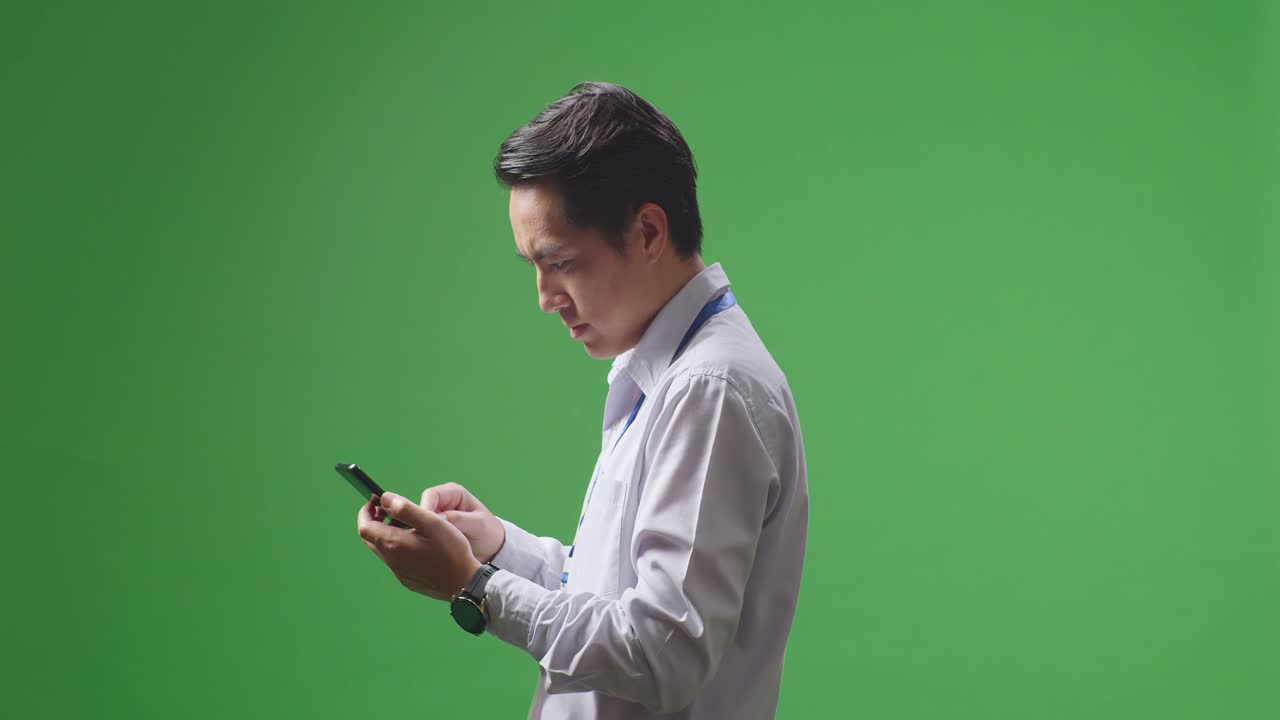 스트레스 를 받는 사업가 가 전화 를 보고 있다