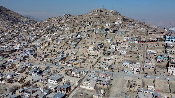 las casas abarrotadas de la colina de asamai, kabul