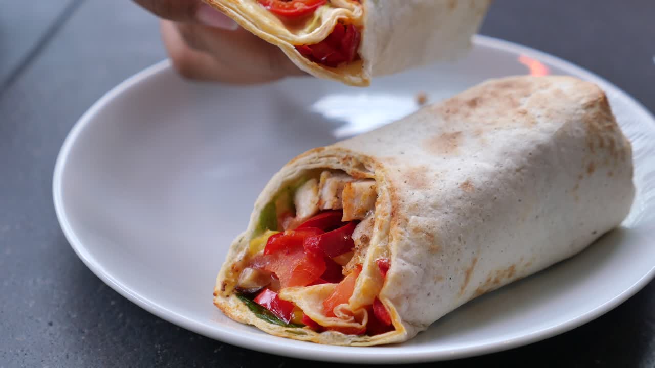 un delicioso envoltorio de burrito de pollo