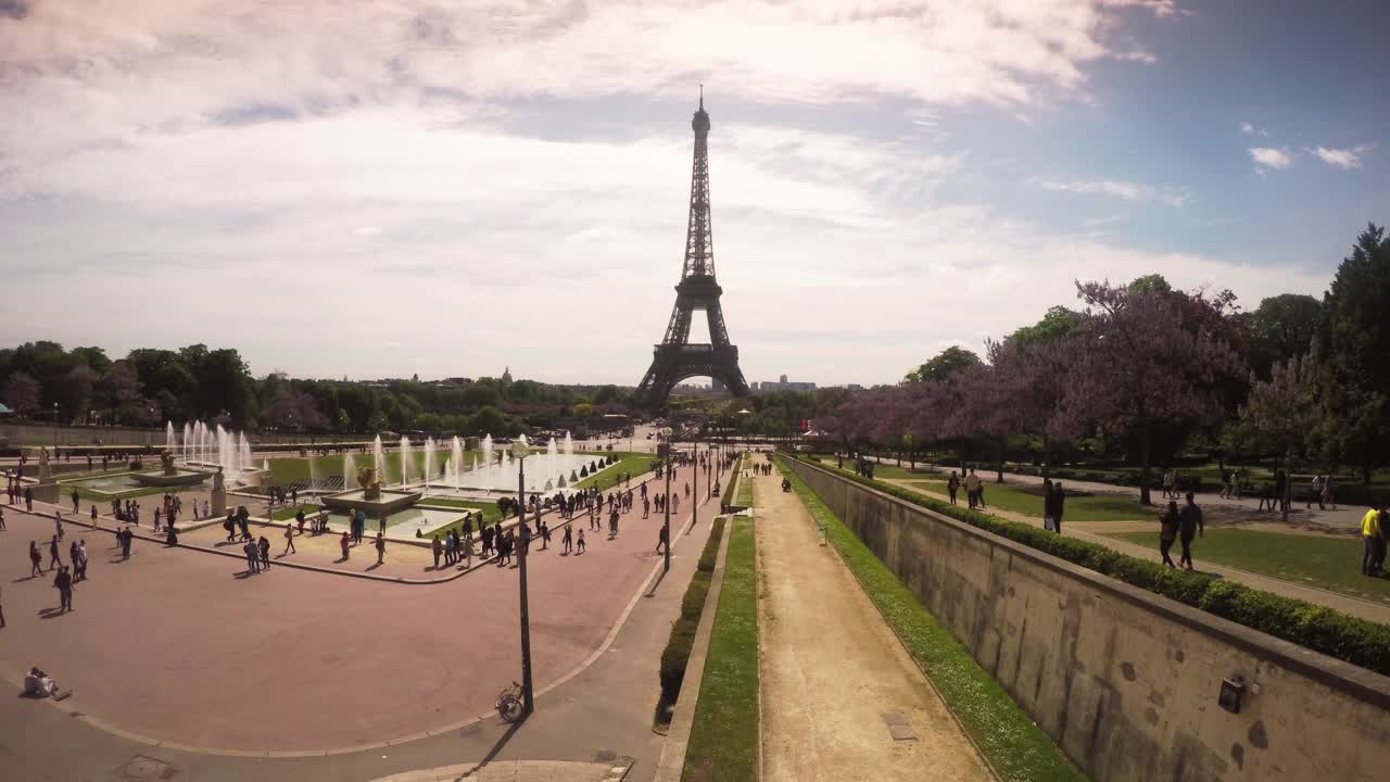 Torre Eiffel e Giardini del Trocadéro con persone che camminano in una giornata di sole