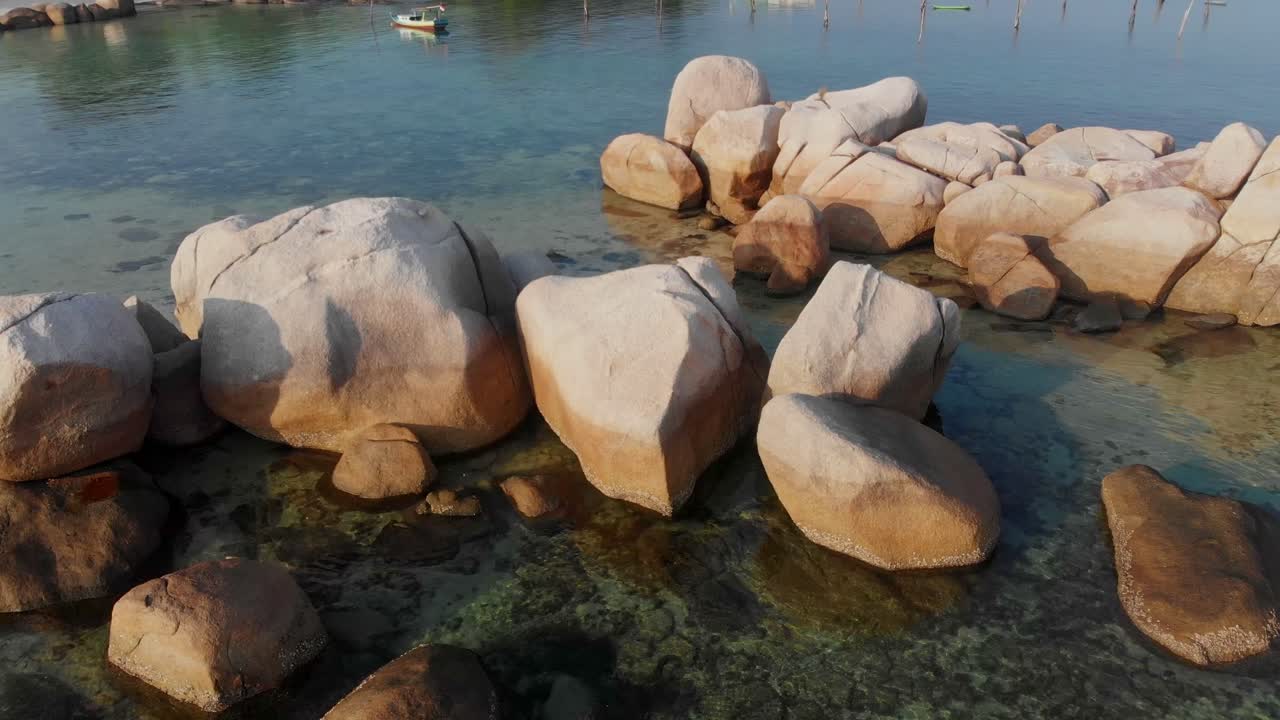Vista aerea di una bellissima alba su una spiaggia di massi di granito a Tanjung Tinggi, Belitung, Indonesia