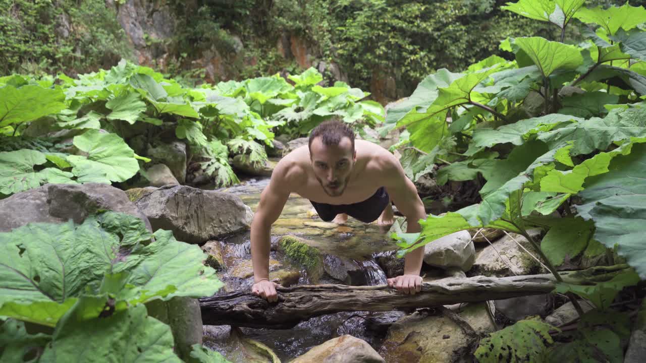 원시 자연에서 스포츠를 하는 사람. 푸시업 하는 사람.