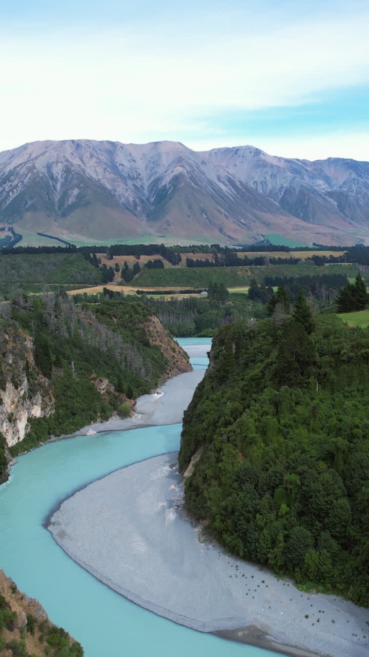 Ripresa verticale con drone che si eleva sopra il fiume Rakaia Gorge, in Nuova Zelanda
