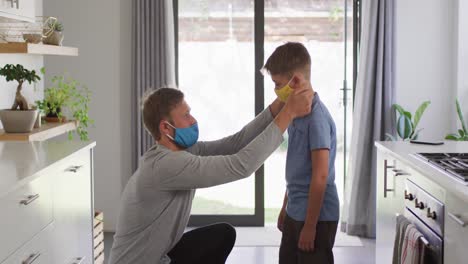 hombre caucásico y su hijo en la cocina