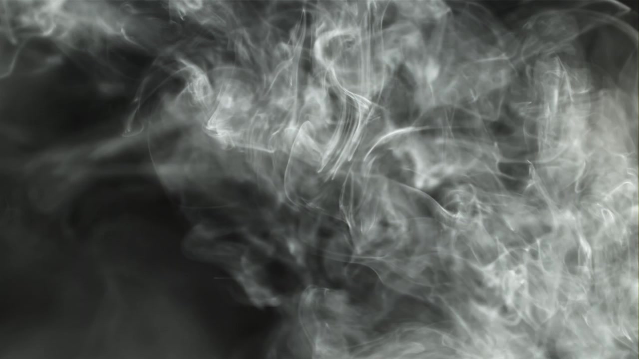 Fumo bianco astratto che turbina e fluisce su uno sfondo scuro
