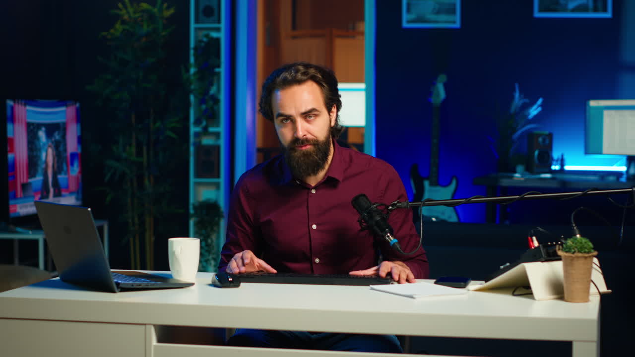 hombre filmando video para canal en línea, presentando ratón y teclado