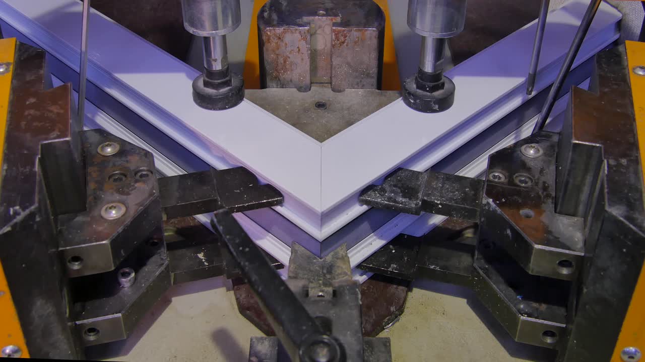 proceso de unión de esquinas del marco de la ventana