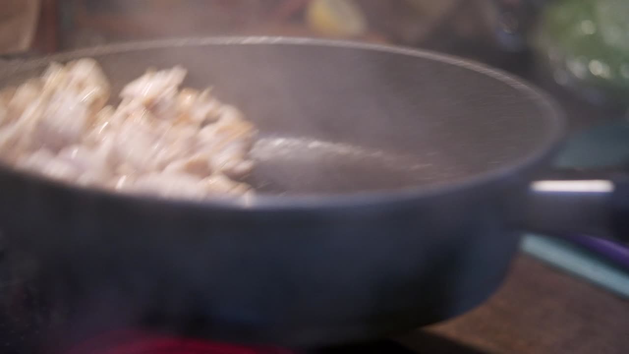 Cucinare pollo in una padella