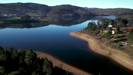 Toma-Aérea-De-Establecimiento-Del-Parque-Nacional-Peneda-gerês,-Laguna-Escénica-Salvaje,-Portugal