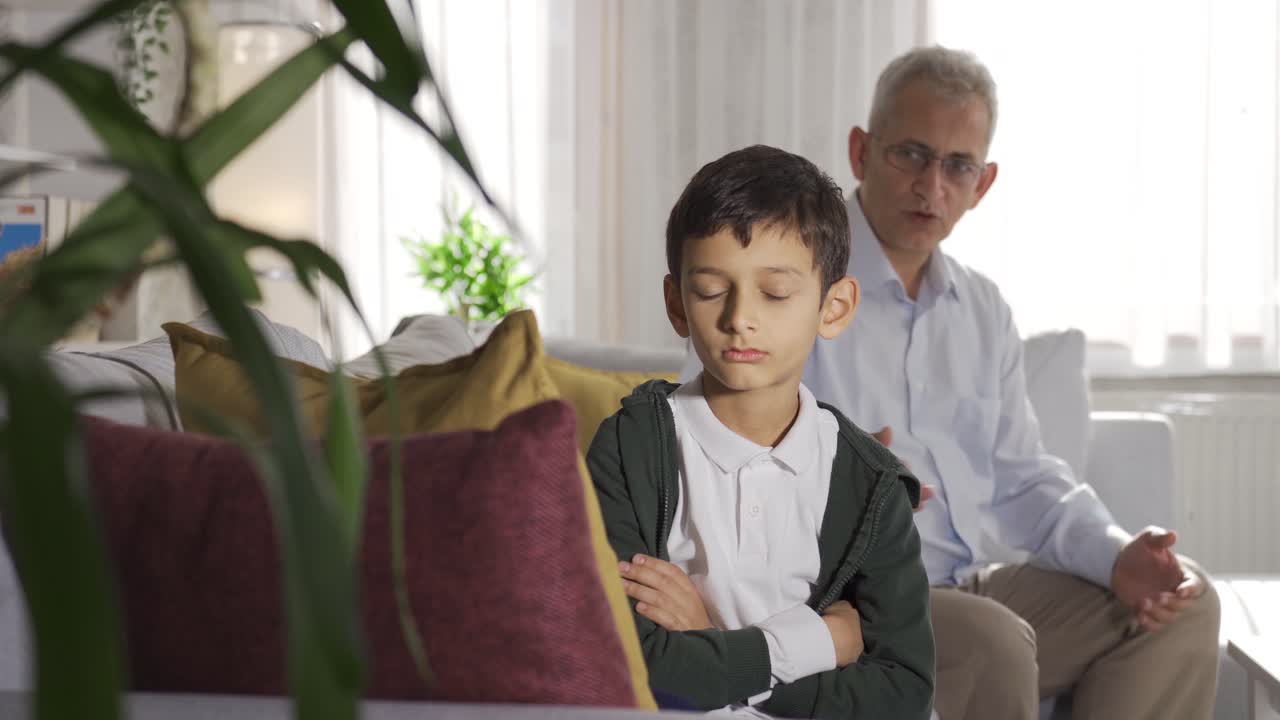el padre regaña a su hijo mimado.