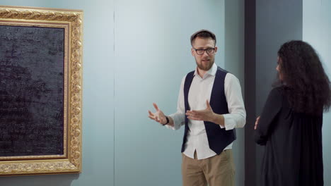 visita a una galería de arte con guía