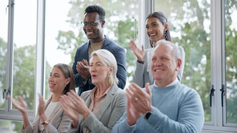 aplauso, orgullo y gente de negocios en un seminario