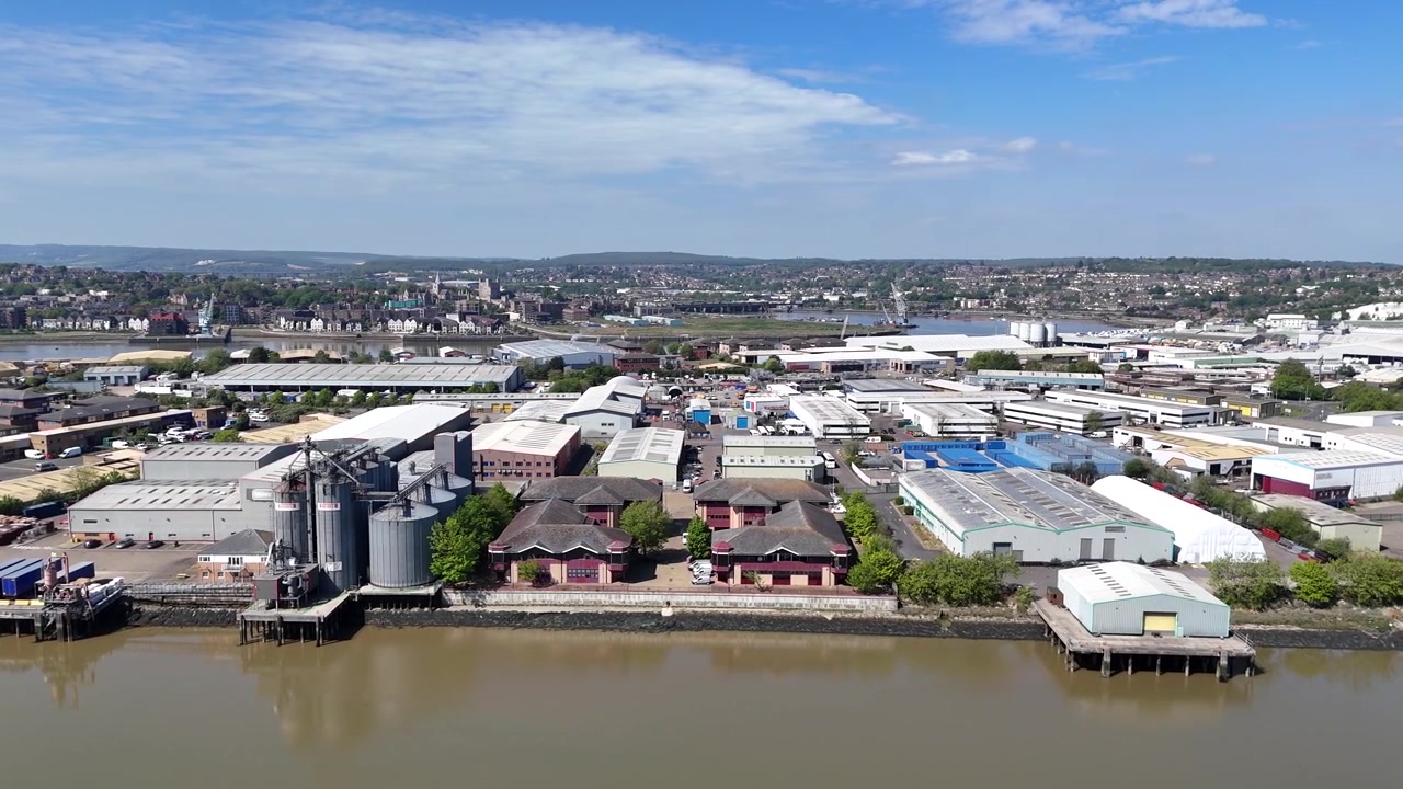 Industriegebiet am River Medway Rochester Kent, Drohnen-Luftaufnahme.