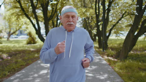 Atlético-Senior-Deporte-Jogger-Hombre-Abuelo-Entrenando-Corriendo,-Celebrando-El-éxito-Final-Victoria-En-La-Carrera