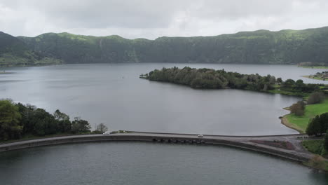 Atemberaubender-Blick-Auf-Die-Brücke-Lagoa-Das-Sete-Cidades,-São-Miguel-Azoren