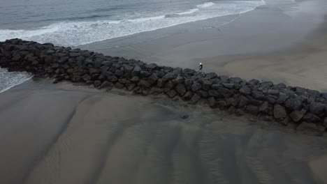 Solo-Mann,-Der-Den-Strand-Während-Eines-Wunderschönen-Sonnenaufgangs-In-Kalifornien-Erkundet