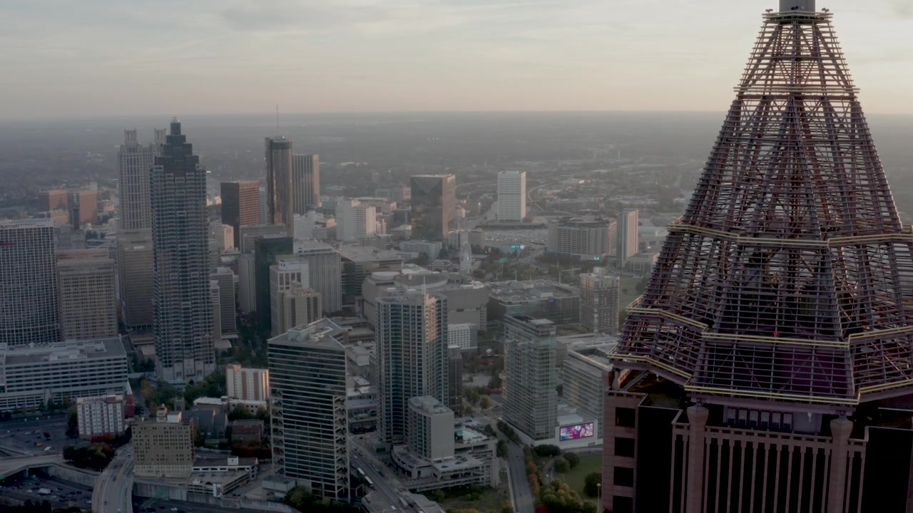 Tramonto ad Atlanta del centro, vicino alla torre della Bank of America, con drone che panoramica verso sud