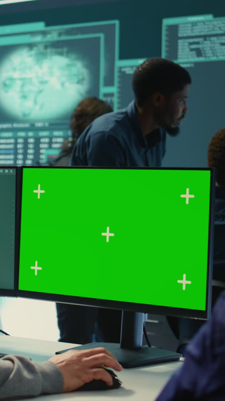 Computerskærm med grøn skærm i et moderne teknologikontor