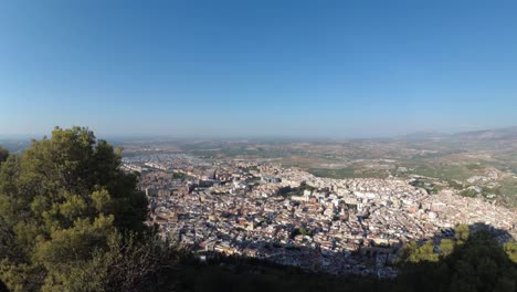 Castillo-De-Jaen,-Spanien-Jaens-Burg-Fliegende-Und-Bodenaufnahmen-Von-Dieser-Mittelalterlichen-Burg-Am-Nachmittag-Im-Sommer,-Es-Zeigt-Auch-Die-Stadt-Jaen,-Die-Mit-Einer-Drohne-Und-Einer-Action-kamera-Mit-4k-24fps-Unter-Verwendung-Von-Nd-filtern-Aufgenommen-Wurde-3