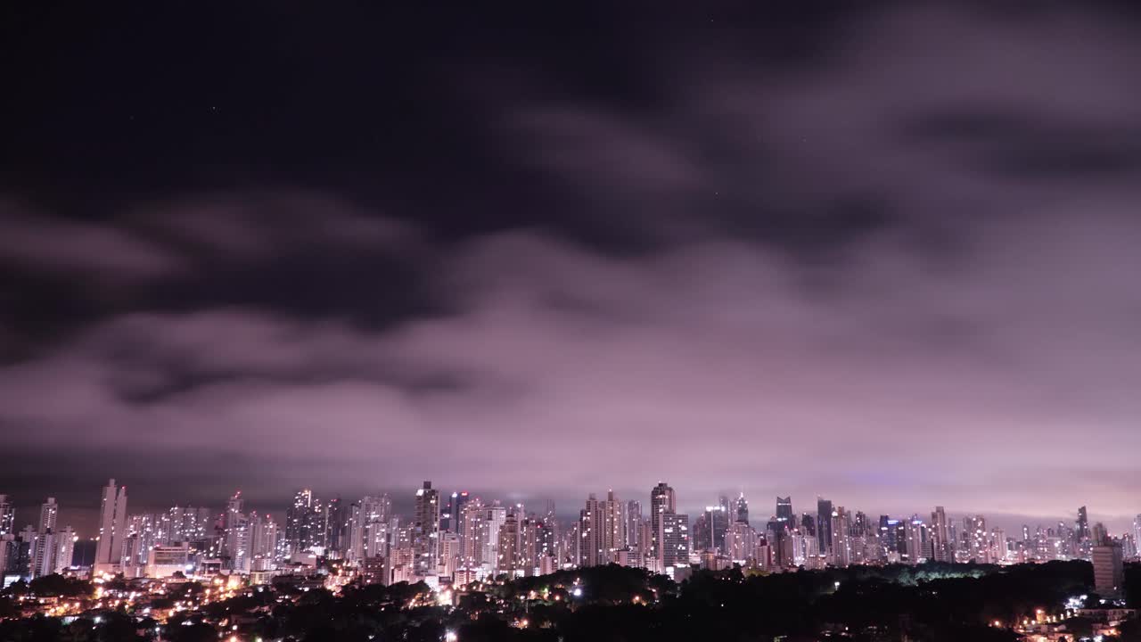 밤에 파나마 시의 구름이 가득한 스카이 라프
