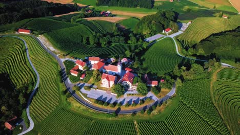 Imágenes-Aéreas-De-Drones-De-Svetinje,-Que-Es-Un-Pequeño-Pueblo-En-El-Municipio-De-Ormož-En-El-Noreste-De-Eslovenia