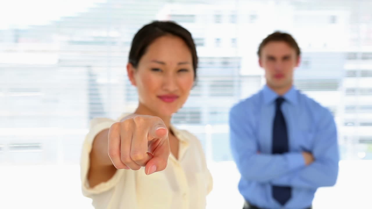 카메라를 바라보는 사업가들