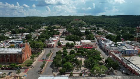 Seitliche-Drohnenaufnahme-Des-Hauptplatzes-Von-Tekax-Yucatan,-Mexiko