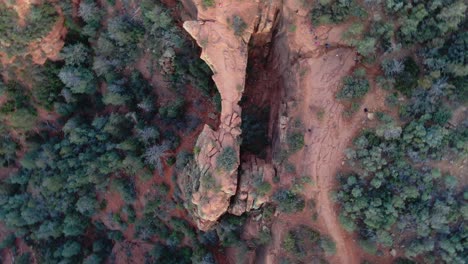 tiro de drone de formación rocosa cerca de sedona