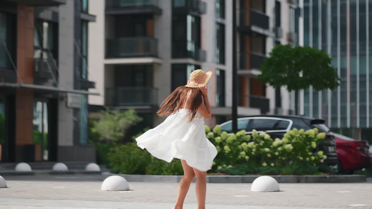 색 드레스와  모자를 입은 여자, 도시 밖에서