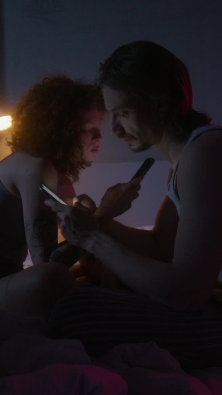 스마트폰 을 사용 하여 친밀 한 대화 를 하는 부부