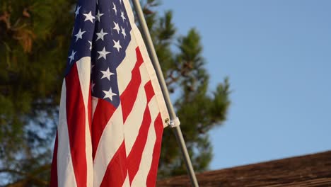 US-Flagge-Weht-In-Einer-Leichten-Brise,-Die-Mit-Dem-Sonnenaufgang-Beleuchtet-Wird