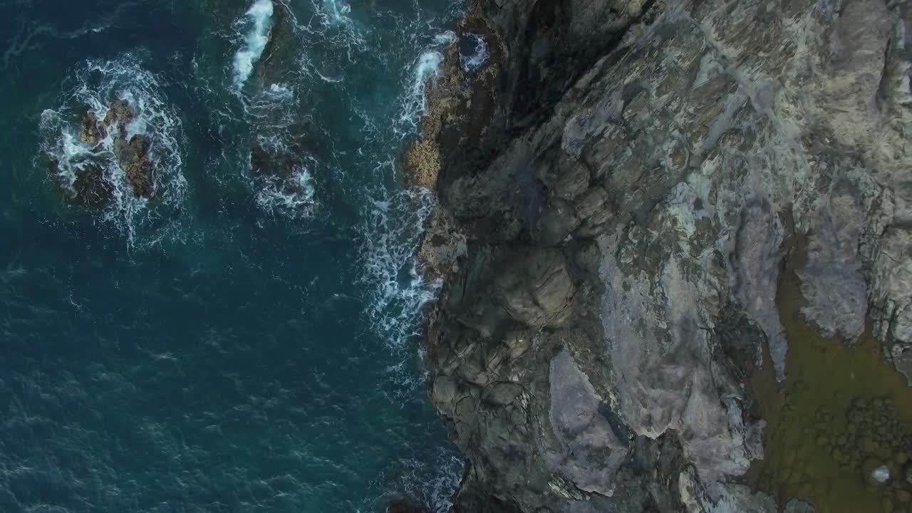 Ripresa aerea con drone 4K della costa rocciosa di Maui, Hawaii, con lento allontanamento e allargamento dell'inquadratura.