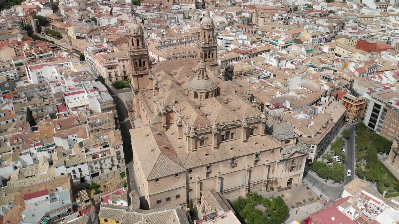 Jaen Katedral, Spanien, Catedral de Jaen. Droneoptagelser af denne gamle kirke i 4K 24fps ved brug af et ND-filter. Man kan også se den gamle bydel i Jaen.