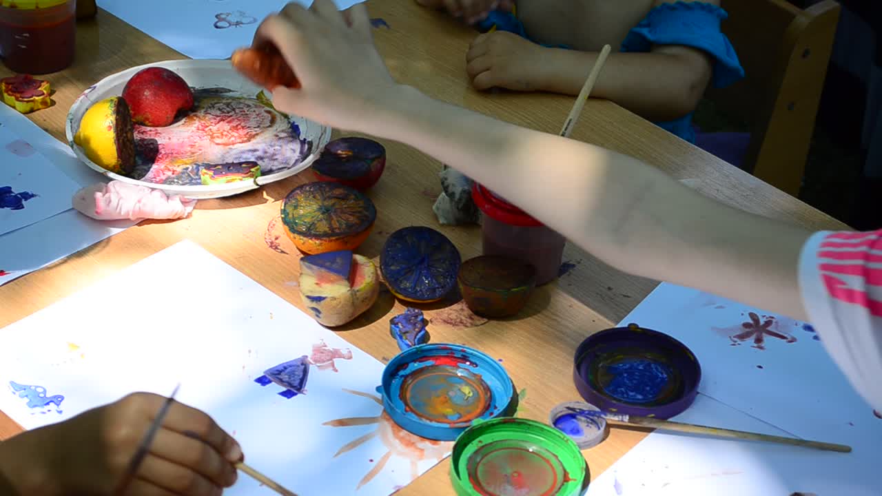 Atividade em grupo com crianças, desenho. Sessão de fotos no parque.