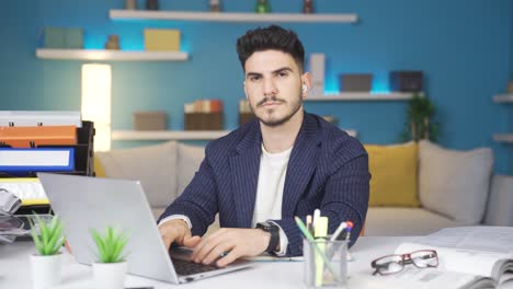 Home-Office-Mitarbeiter-Blickt-Während-Der-Arbeit-Stumpf-In-Die-Kamera.