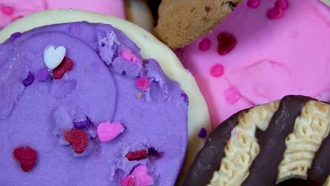 un surtido de sabrosas galletas de azúcar girando de cerca