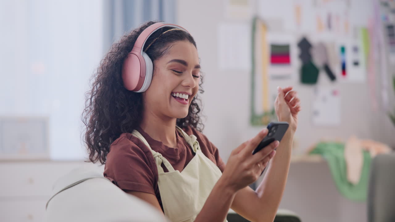 mujer escuchando música en el teléfono