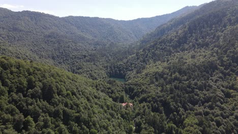 Neblige-Bergsee-Luftdrohne