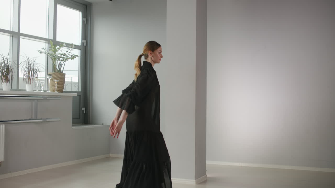 스튜디오에서 춤을 추는 여자