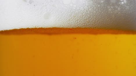 clip de primer plano de espuma de cerveza cristalina