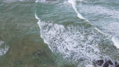 Weiße-Schaumige-Brechende-Wellen-An-Der-Landspitze-Und-Felsen-Am-Sawtell-Beach,-Nordküste-Von-New-South-Wales,-Australien