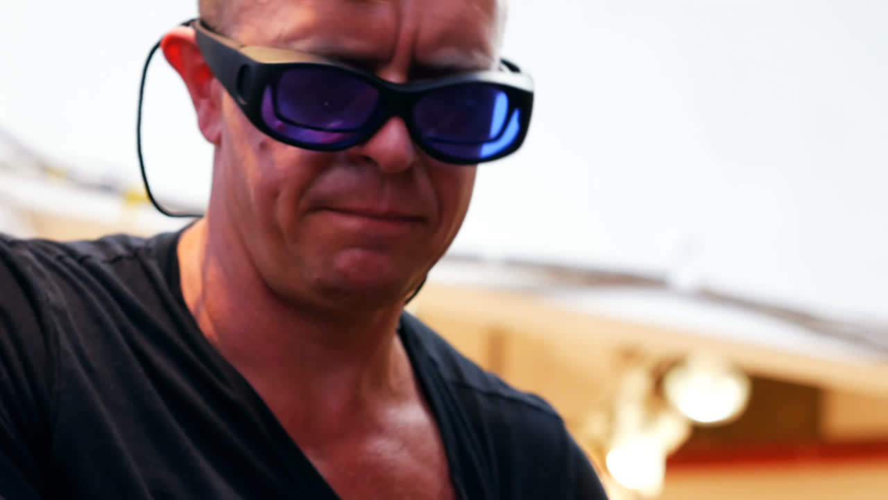 soplador de vidrio que da forma a un vidrio fundido