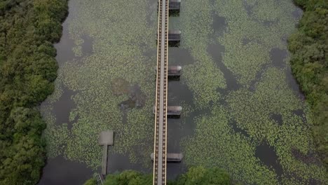 vista aérea de drones del histórico puente ferroviario en los países bajos, europa